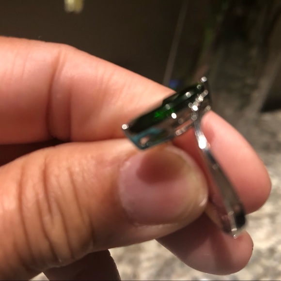 Green & Silver Ring Size 8 - Picture 4 of 8